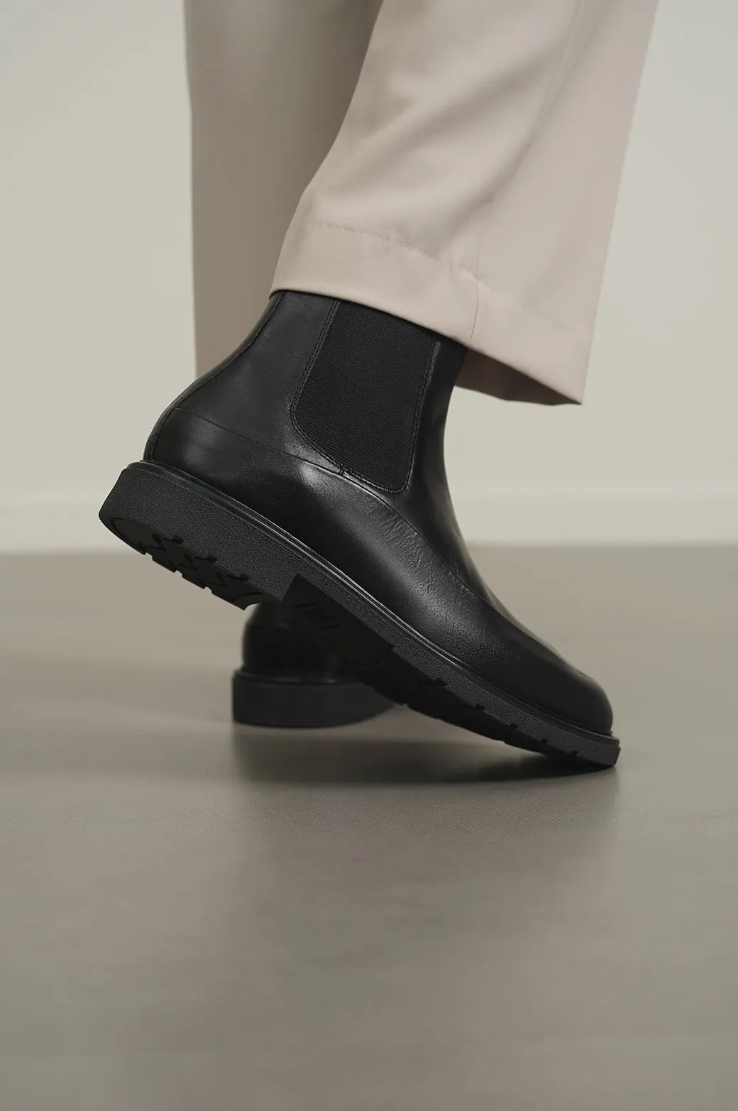 LEATHER CHELSEA BOOTS