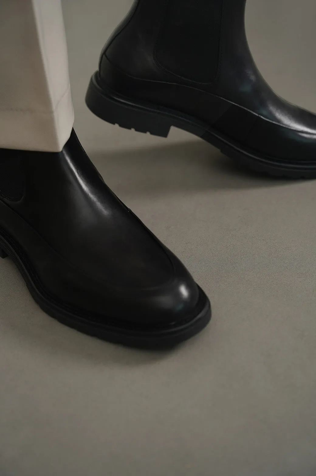LEATHER CHELSEA BOOTS