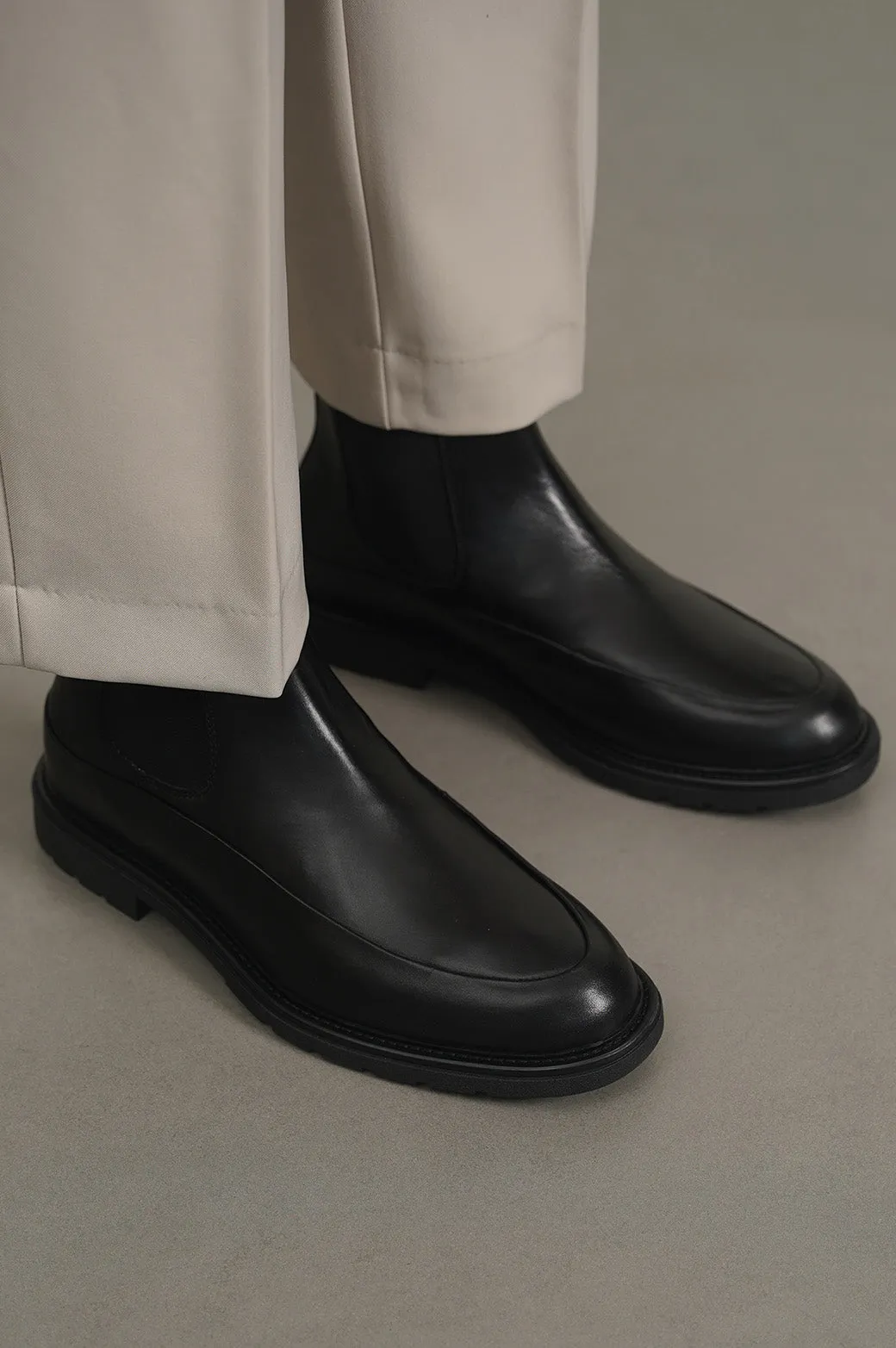 LEATHER CHELSEA BOOTS