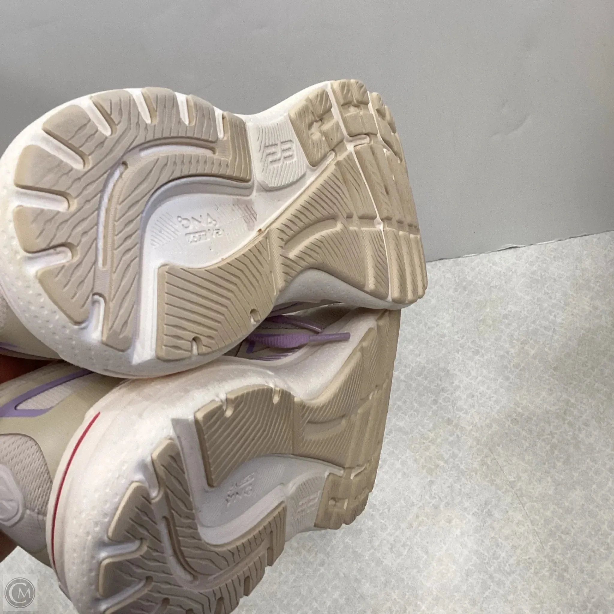 Shoes Athletic By Brooks In Cream & Purple, Size: 9.5