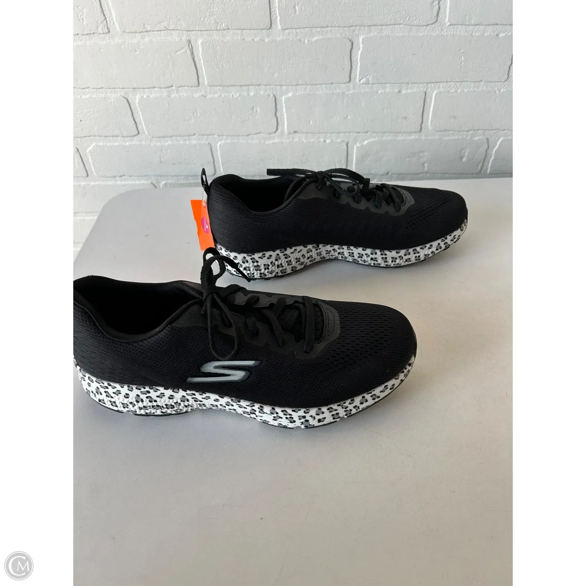 Shoes Athletic By Skechers In Black & White, Size: 11