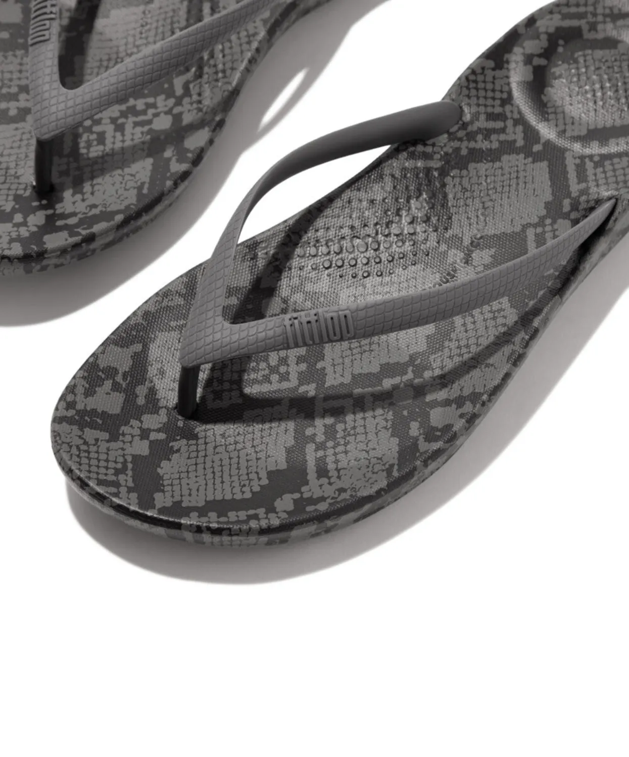 Womens Fitflop Shoes Fitflop iQushion Snake Print Thongs Pewter